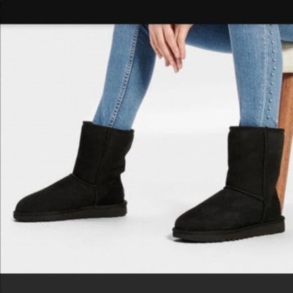 UGG Classic Short II Boots in Black - NEW - Picture 2 of 7